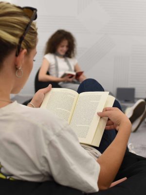 Muzejske zbirke- Ženska osoba koja čita knjigu u zatvorenoj prostoriji